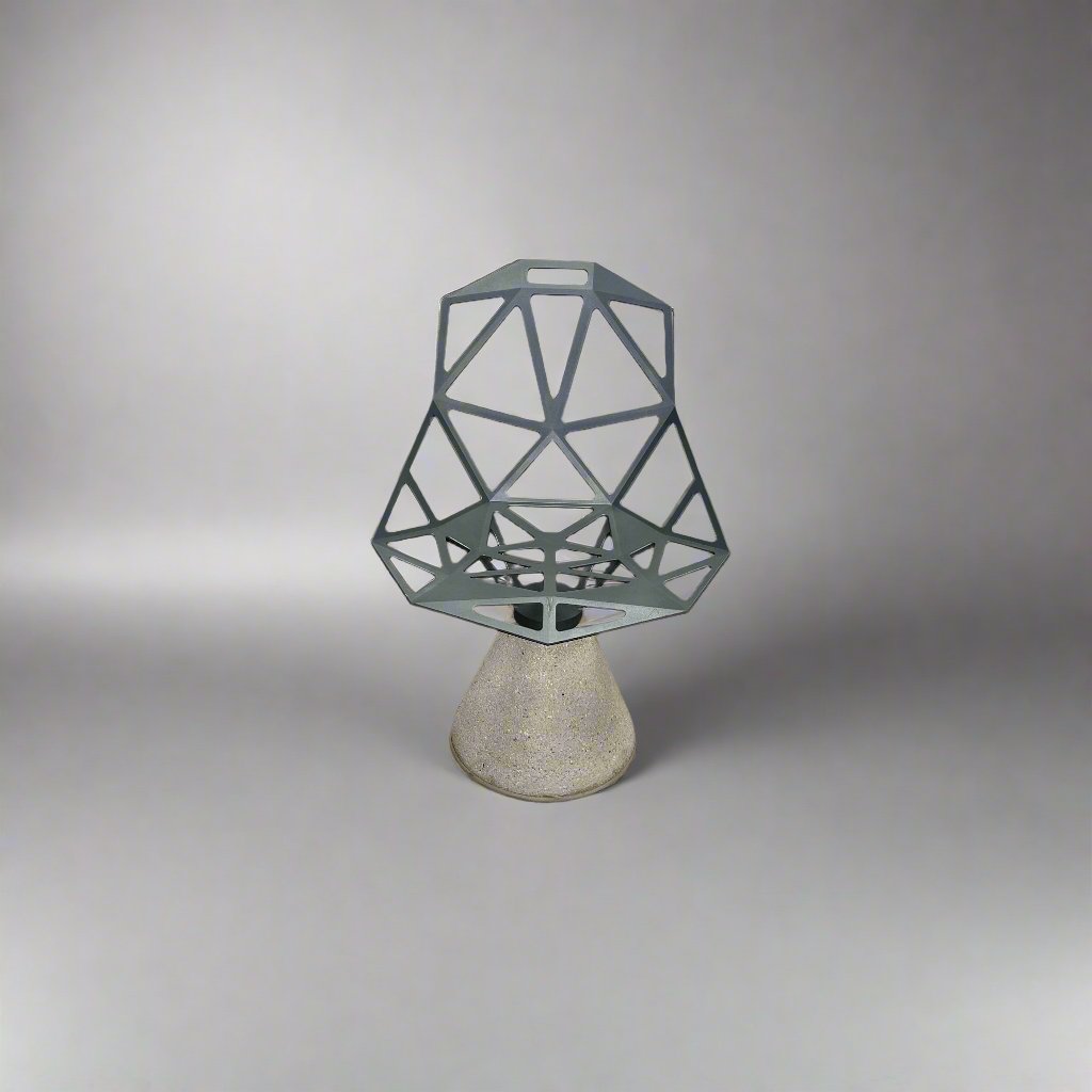 Chaise pivotante Magis grise One avec base en béton