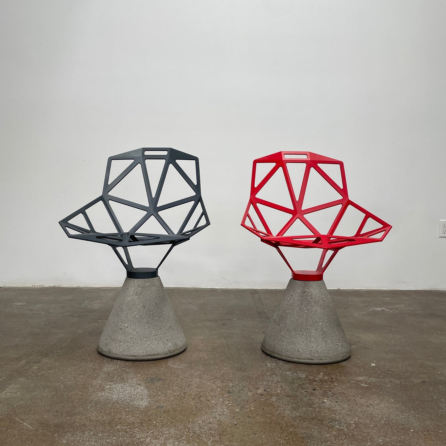 Chaise pivotante Magis grise One avec base en béton
