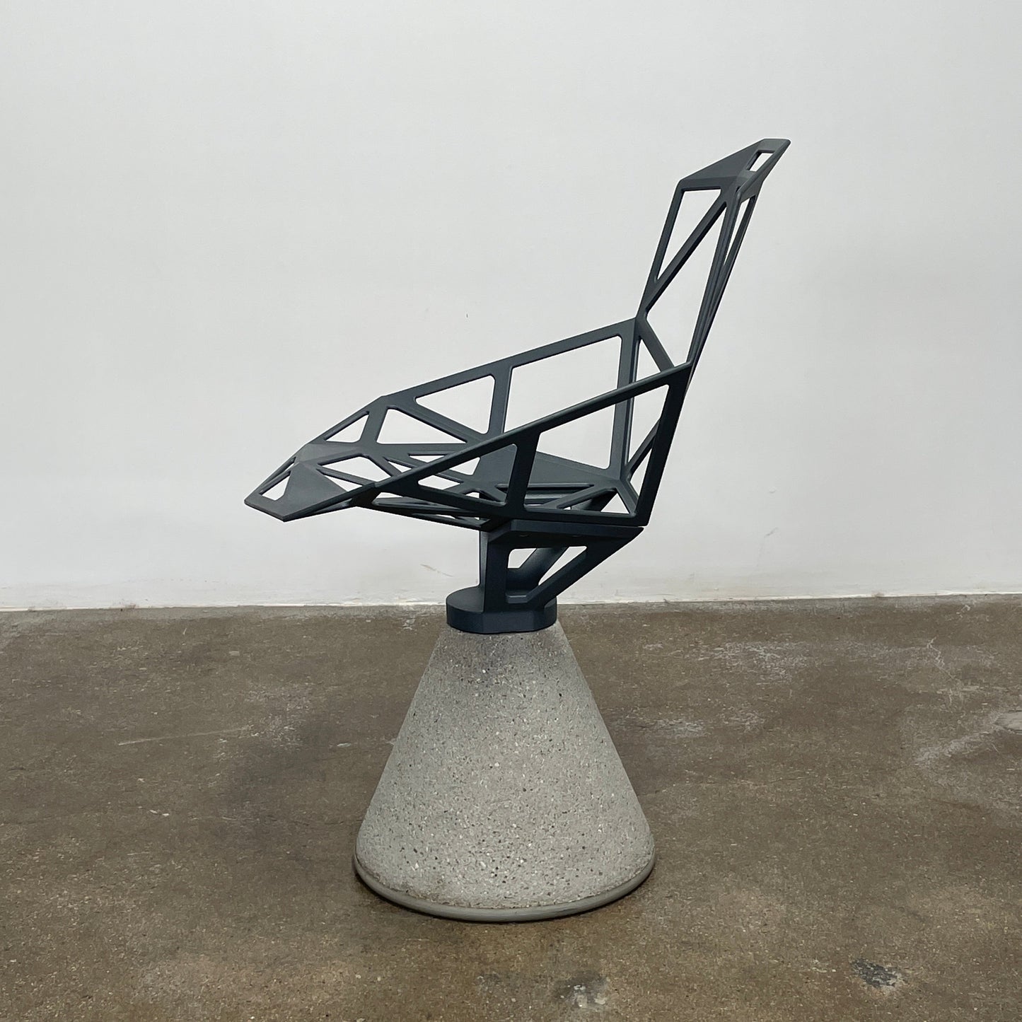 Chaise pivotante Magis grise One avec base en béton